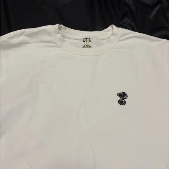 KAWS X Uniqlo Snoopy men’s sweater - Picture 2 of 3